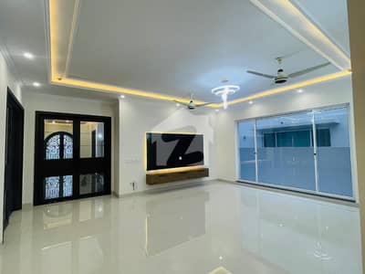 Prime Location 10 Marla House In Eden For sale At Good Location