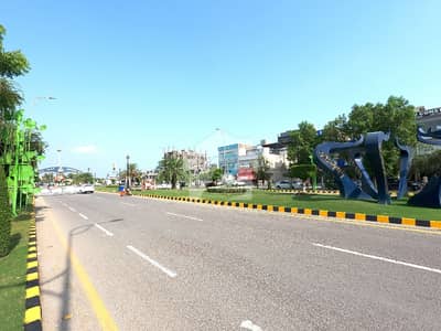 On Excellent Location 8 Marla Commercial Plot In Central Park - Block A Is Available