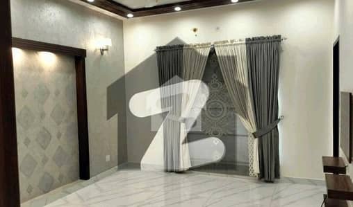 بحریہ ٹاؤن سیکٹر ای بحریہ ٹاؤن,لاہور میں 5 کمروں کا 10 مرلہ مکان 3.2 کروڑ میں برائے فروخت۔