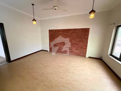 ایف ۔ 7 اسلام آباد میں 6 کمروں کا 1 کنال مکان 7.5 لاکھ میں کرایہ پر دستیاب ہے۔
