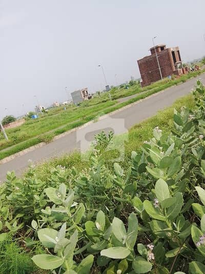 ڈیفینس روڈ لاہور میں 15 کنال کمرشل پلاٹ 60.0 کروڑ میں برائے فروخت۔