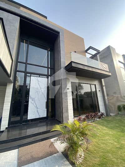لیک سٹی ۔ سیکٹر ایم ۔ 3 لیک سٹی,رائیونڈ روڈ,لاہور میں 8 کمروں کا 1 کنال مکان 11.5 کروڑ میں برائے فروخت۔