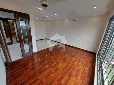 ORIGNAL PICTURES 10 Marla Brand New Ideal Location
