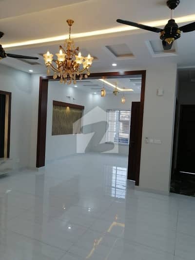 جی ۔ 13 اسلام آباد میں 6 کمروں کا 10 مرلہ مکان 8.0 کروڑ میں برائے فروخت۔
