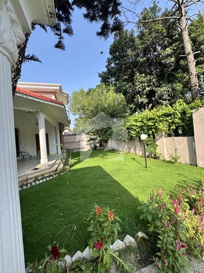 ایف ۔ 10 اسلام آباد میں 7 کمروں کا 2 کنال مکان 8.0 لاکھ میں کرایہ پر دستیاب ہے۔