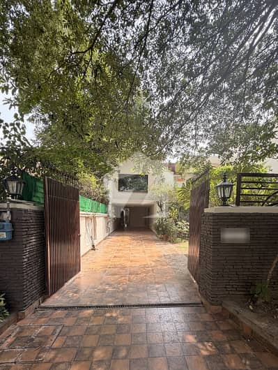 ایف ۔ 6/1 ایف ۔ 6,اسلام آباد میں 4 کمروں کا 1 کنال مکان 9.75 لاکھ میں کرایہ پر دستیاب ہے۔