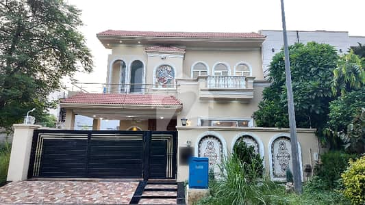 ڈی ایچ اے فیز 8 سابقہ ایئر ایوینیو ڈی ایچ اے فیز 8,ڈی ایچ اے ڈیفینس,لاہور میں 4 کمروں کا 10 مرلہ مکان 5.75 کروڑ میں برائے فروخت۔
