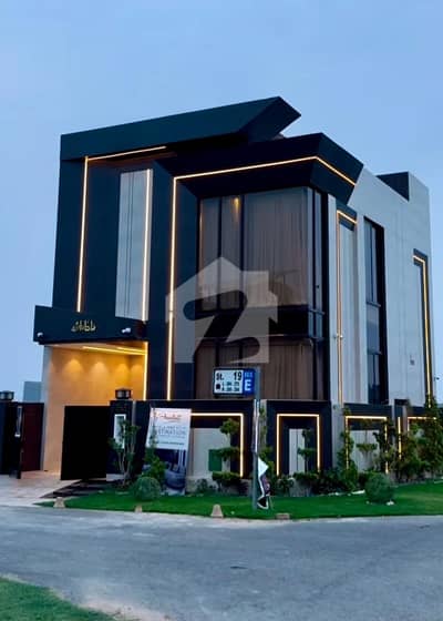 ULTRA LUXURY MODERN 5 MARLA HOUSE NEAR TO PARK AND EASY ACCESS TO MAIN ROAD IN DHA LAHORE