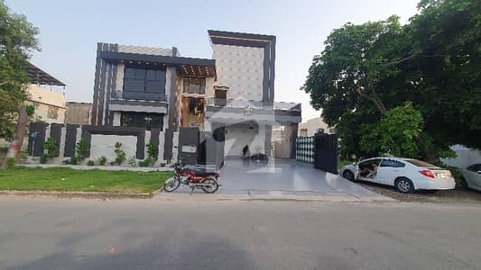 یو ای ٹی ہاؤسنگ سوسائٹی لاہور میں 5 کمروں کا 1 کنال مکان 7.5 کروڑ میں برائے فروخت۔