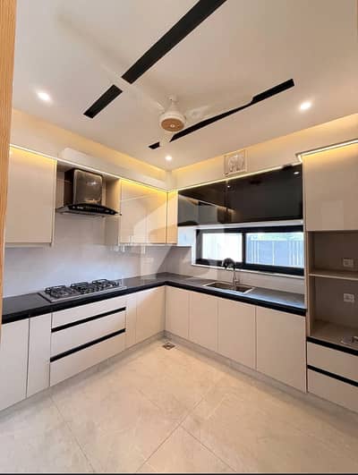 One Bed Apartment On Prime Location In Bahria Town