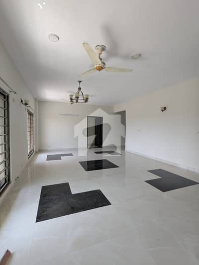 12 MARLA 4 BEDROOM APARTMENT AVAILABLE FOR RENT