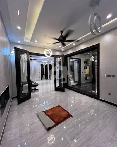 18 MARLA HOUSE NEAR LYALLPUR GALLERIA