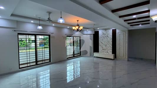 10 Marla New Design 3 Bedrooms Flat On Investor Price For Sale.
