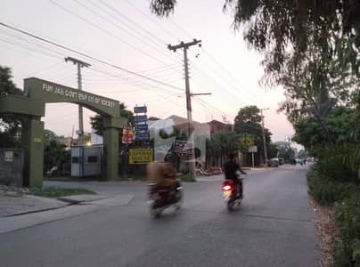 پی جی ای سی ایچ ایس فیز 1 - بلاک سی دو پی جی ای سی ایچ ایس فیز 1,پنجاب گورنمنٹ ایمپلائیز سوسائٹی,لاہور میں 1 کنال کمرشل پلاٹ 10.0 کروڑ میں برائے فروخت۔