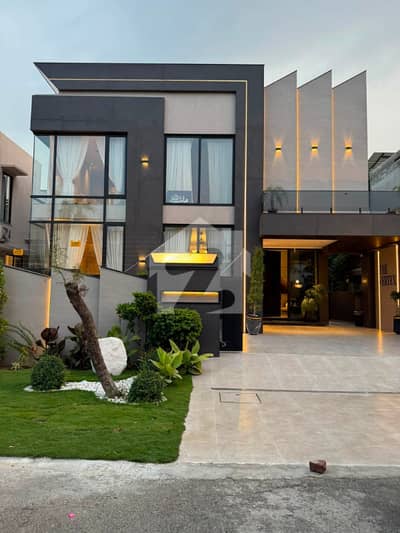 10 Marla House for sale in Bahria Town Lahore Near to Park , Sachool & Market