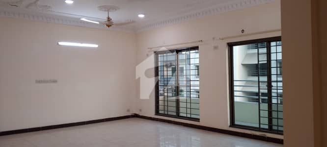 10 MARLA 3 BEDROOM APARTMENT AVAILABLE FOR SALE