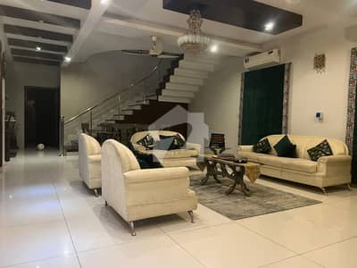 ڈی ایچ اے فیز 8 ڈی ایچ اے ڈیفینس,کراچی میں 6 کمروں کا 1 کنال مکان 18.5 کروڑ میں برائے فروخت۔