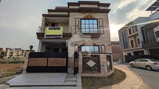 ڈی ایچ اے 9 ٹاؤن ڈیفنس (ڈی ایچ اے),لاہور میں 3 کمروں کا 5 مرلہ مکان 2.7 کروڑ میں برائے فروخت۔
