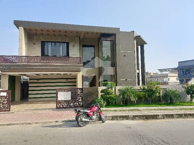 بحریہ ٹاؤن فیز 3 بحریہ ٹاؤن راولپنڈی,راولپنڈی میں 5 کمروں کا 1 کنال مکان 14.5 کروڑ میں برائے فروخت۔