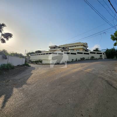 2000 YARD PLOT IN MOST PRIME & HEIGHTED LOCATION OF GIZRI STREETS