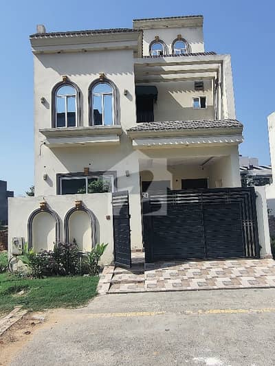 لیک سٹی سیکٹر ایم8 - بلاک بی1 لیک سٹی ۔ سیکٹر ایم ۔ 8,لیک سٹی,رائیونڈ روڈ,لاہور میں 4 کمروں کا 5 مرلہ مکان 1.1 لاکھ میں کرایہ پر دستیاب ہے۔