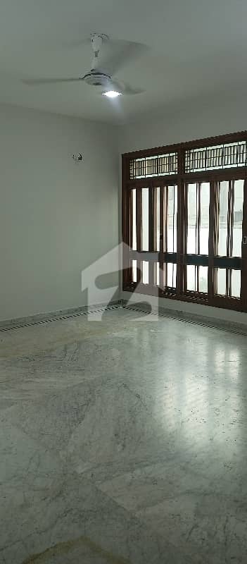 WELL MAINTAINED BANGLOW AVAILABLE FOR SALE 14 ROOMS 14 BATHROOM BEST FOR PURCHASE FOR RENTAL INCOME AND BIG FAMILY