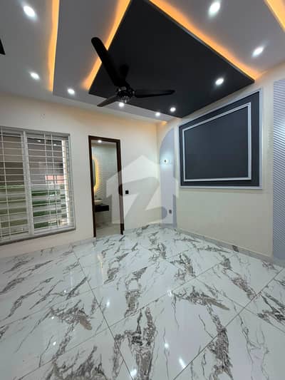 Prime Location Lower Portion Of 5 Marla Is Available For rent Park View City Lahore