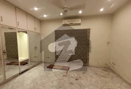 کینٹ لاہور میں 4 کمروں کا 10 مرلہ مکان 2.3 لاکھ میں کرایہ پر دستیاب ہے۔