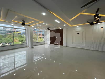 I-8 Markaz Commcial office sapce 1000 square available main double rode location tiles flooring