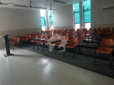 علامہ اقبال ٹاؤن لاہور میں 11 کمروں کا 3 کنال عمارت 18.0 لاکھ میں کرایہ پر دستیاب ہے۔