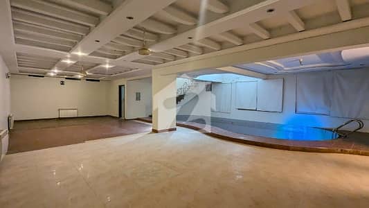 FOR RENT Fully Renovated 8-Bedroms Triple Storey House & Extra Lawn + Pool E_11/2
