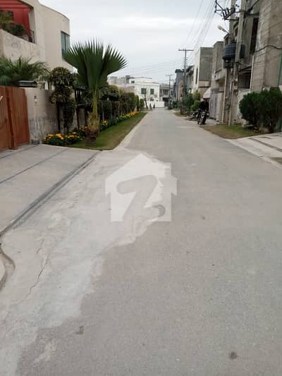 گرین ایوینیو ہاؤسنگ سوسائٹی کینٹ,لاہور میں 10 مرلہ رہائشی پلاٹ 1.6 کروڑ میں برائے فروخت۔