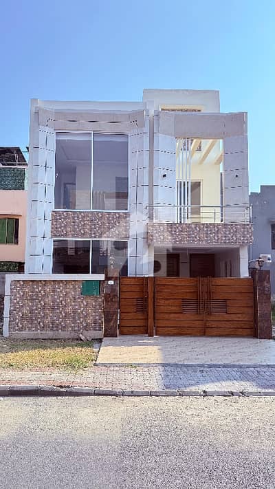 بحریہ آرچرڈ لاہور میں 3 کمروں کا 5 مرلہ مکان 1.95 کروڑ میں برائے فروخت۔