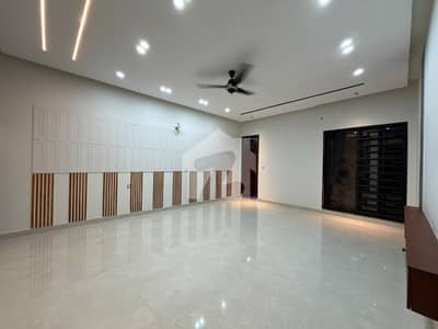 طارق گارڈنز لاہور میں 5 کمروں کا 1 کنال مکان 6.9 کروڑ میں برائے فروخت۔