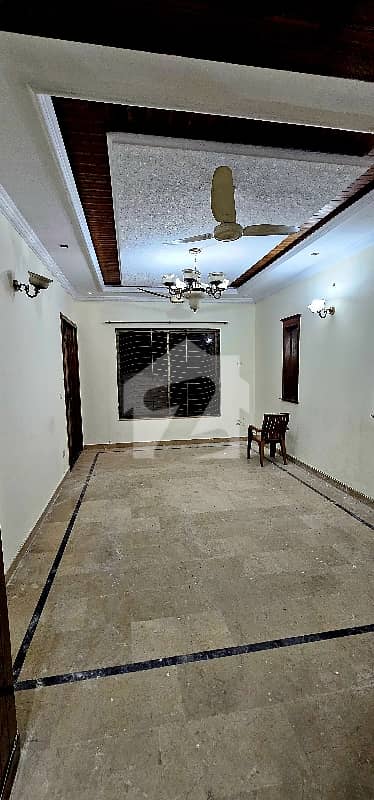 جی ۔ 13 اسلام آباد میں 4 کمروں کا 7 مرلہ مکان 5.5 کروڑ میں برائے فروخت۔