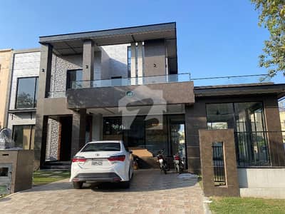 Corner Fully Renovated Modern 28 Marla Villa For Sale Huge Lush Lawn & Prime Location