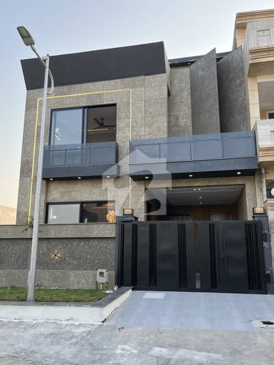 Mpchs multi gardens b-17  5 Marla ultra modern house available for sale