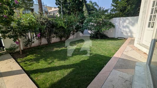 ایف ۔ 10 اسلام آباد میں 5 کمروں کا 1 کنال مکان 6.92 لاکھ میں کرایہ پر دستیاب ہے۔