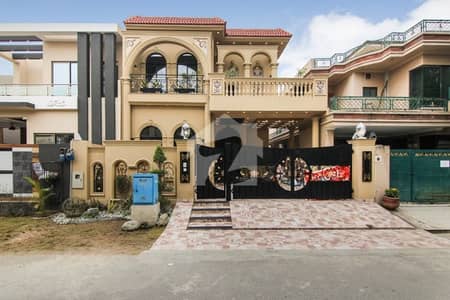 Old House 10 Marla House At Prime Location in DHA Phase 6