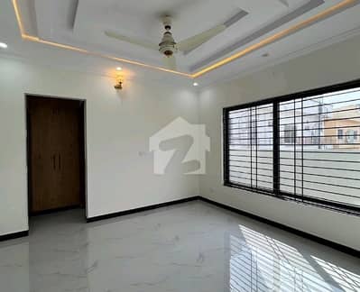 ٹاپ سٹی 1 - بلاک ڈی ٹاپ سٹی 1,اسلام آباد میں 5 کمروں کا 10 مرلہ مکان 2.2 کروڑ میں برائے فروخت۔