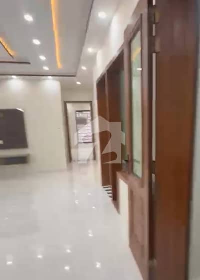 ایل ڈی اے ایوینیو لاہور میں 6 کمروں کا 10 مرلہ مکان 4.5 کروڑ میں برائے فروخت۔