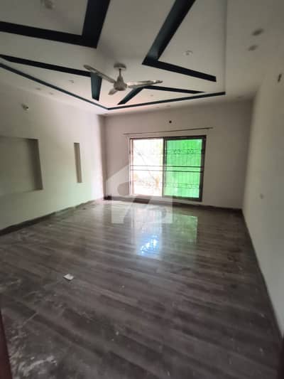 UPPER PORTION FOR RENT IN MILITARY ACCOUNTS SOCIETY COLLEGE ROAD LHR
