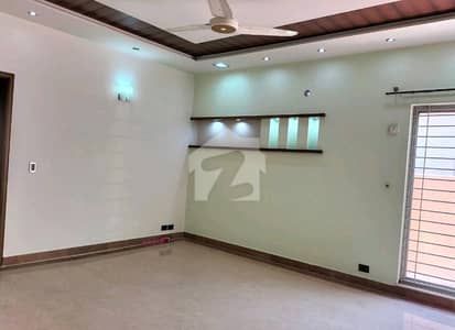 فیصل ٹاؤن لاہور میں 4 کمروں کا 1 کنال مکان 7.5 کروڑ میں برائے فروخت۔