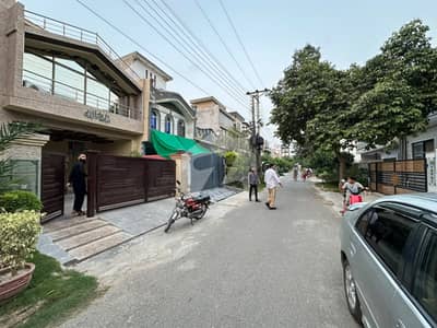 پارک ویو سٹی ۔ ٹوپز بلاک پارک ویو سٹی,لاہور میں 6 کمروں کا 10 مرلہ مکان 4.5 کروڑ میں برائے فروخت۔