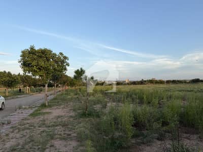 Gulberg Green Block C 04Kanal LakeFaing Developed Possession Corner Plot 180s Available For Sale