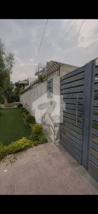 فتح شیر کالونی ساہیوال میں 3 کمروں کا 1 کنال مکان 6.0 کروڑ میں برائے فروخت۔
