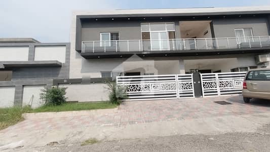 Prime Location 8 Marla House In B-17 For sale