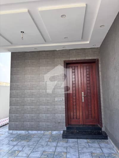 ایل ڈی اے ایوینیو لاہور میں 5 کمروں کا 10 مرلہ مکان 3.55 کروڑ میں برائے فروخت۔