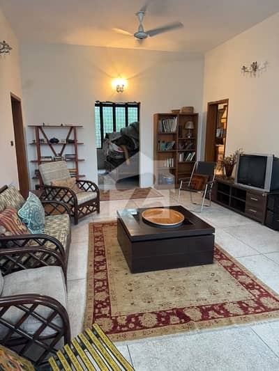 1 KANAL FULL HOUSE FOR RENT AT IDEAL LOCATION IN GARDEN TOWN.