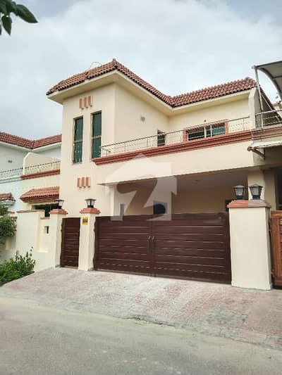 10 MARLA 4 BEDROOMS SD HOUSE AVAILABLE FOR RENT